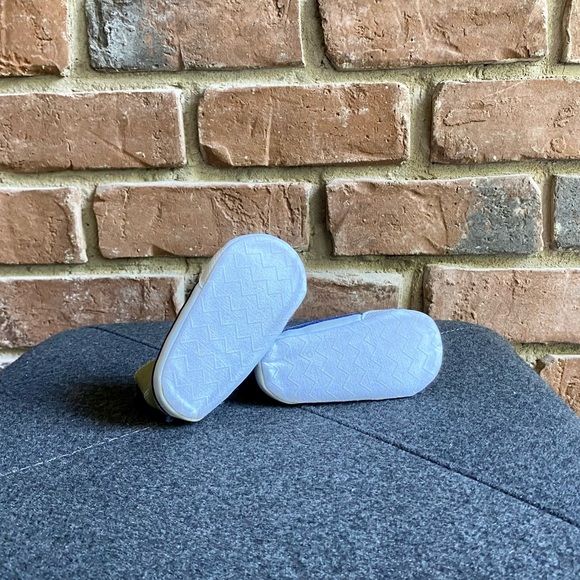 *Free with Purchase* 3-6M Carter’s Green Dino Crib Shoes - Picture 8 of 8